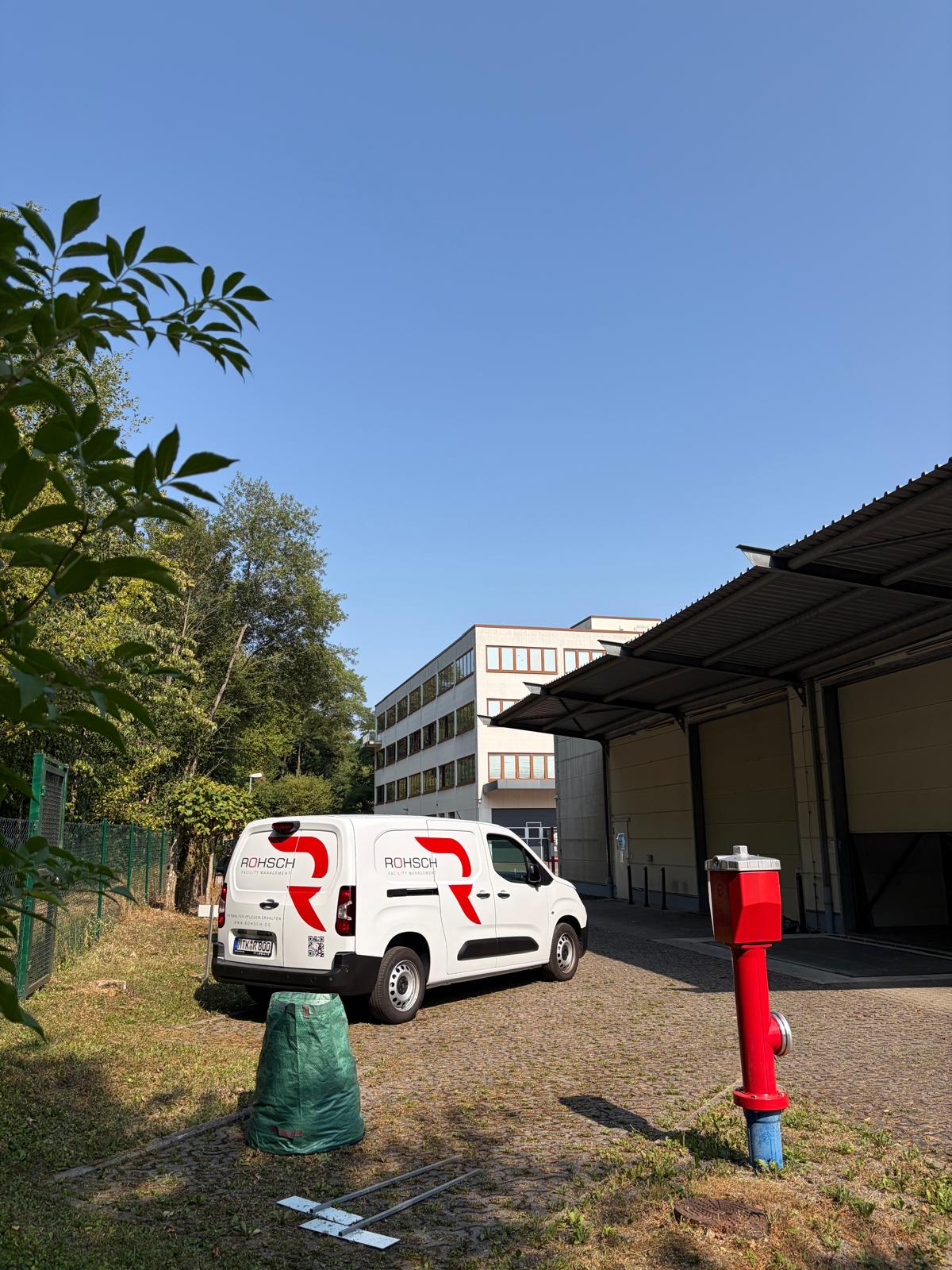 ROHSCH-Servicefahrzeug auf dem Hof eines betreuten Gewerbeobjekts in Rödermark